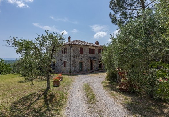 Il vialetto d’ingresso in ghiaia – Villa Santa Maria