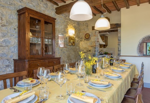 La zona pranzo in open space con il salotto – Villa Santa Maria 