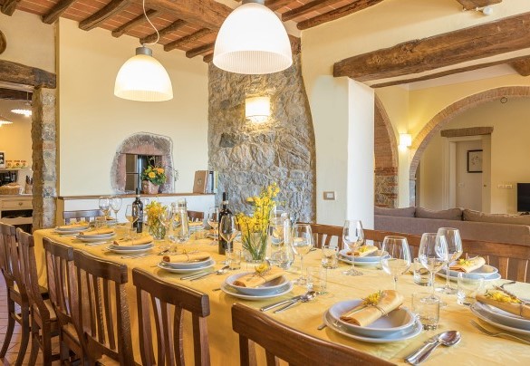 La zona pranzo in open space con il salotto – Villa Santa Maria 