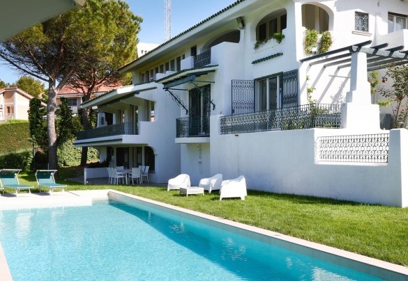 Piscina con zona solarium nel giardino - VILLA SARAH 10+2