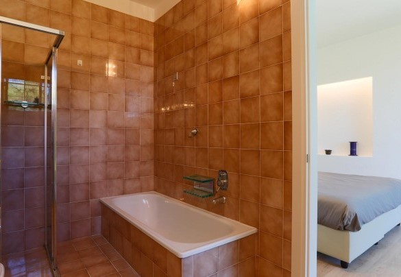 Bagno privato N° 1 con vasca e doccia - VILLA SARAH 102
