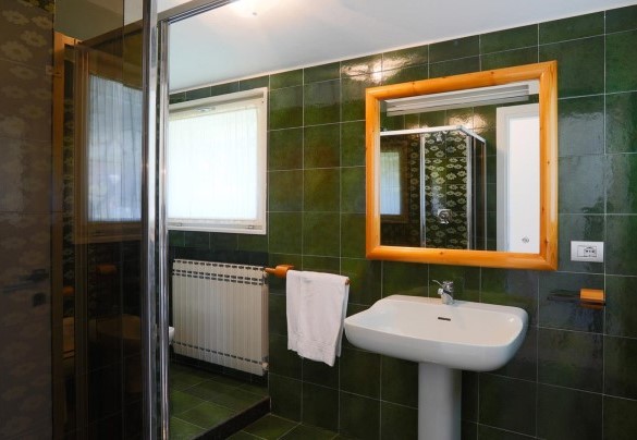 Bagno N° 6 al piano primo - VILLA SARAH 10+2