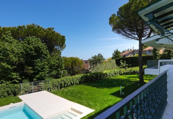 La bellissima piscina vista dal soggiorno - VILLA SARAH 10+2