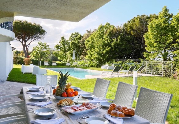 La zona pranzo accanto alla piscina - VILLA SARAH 10+2