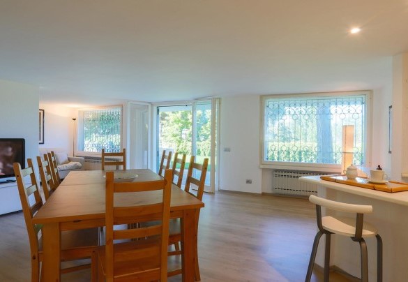 Zona living accanto la piscina - VILLA SARAH 10+2