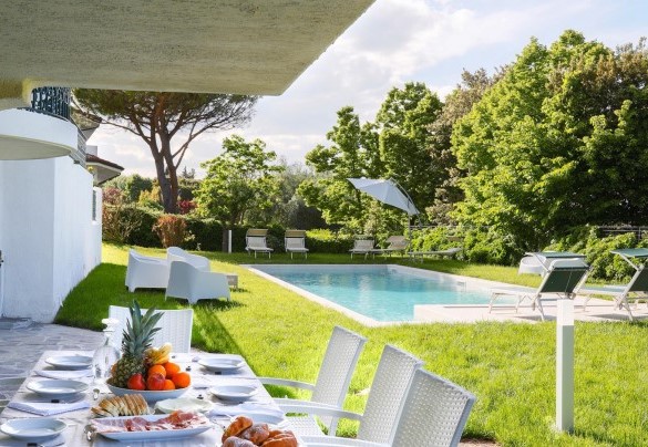 La zona pranzo accanto alla piscina - VILLA SARAH 10+2