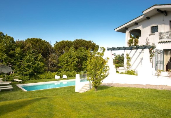 Piscina con zona solarium nel curato giardino - VILLA SARAH 10+2