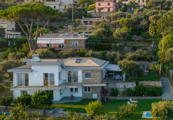 La villa è incastonata sulla collina - Villa Scirocco