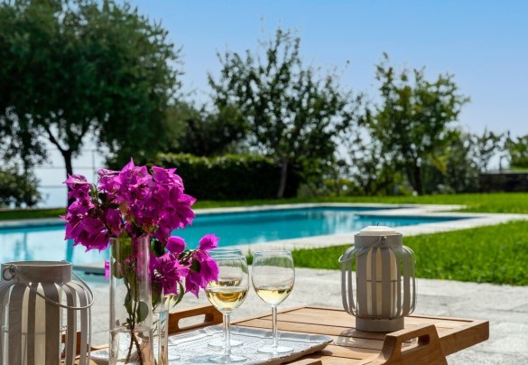 La vasca dista circa 20 m dalla villa - Villa Scirocco