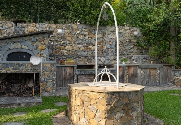 Il caratteristico pozzo di fronte alla cucina esterna - Villa Scirocco