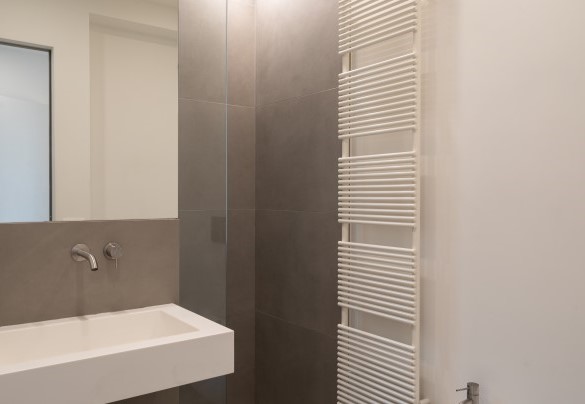 Il moderno bagno con doccia - Villa Scirocco