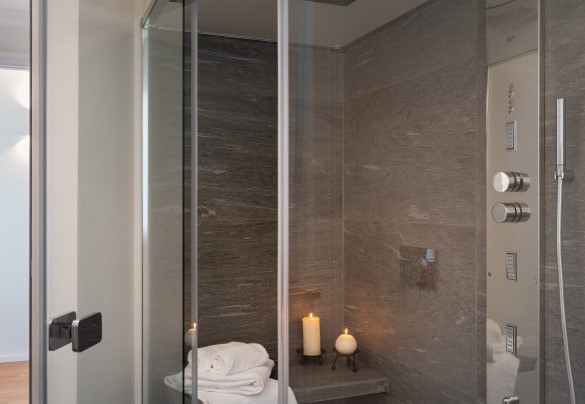 Il moderno bagno en-suite con doccia - Villa Scirocco