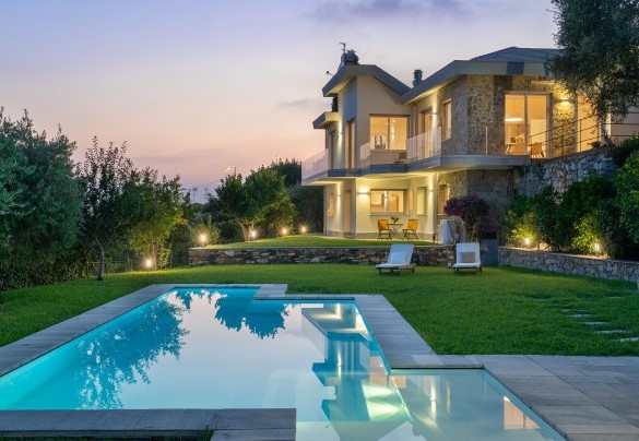 La piscina e la villa completamente illuminate - Villa Scirocco