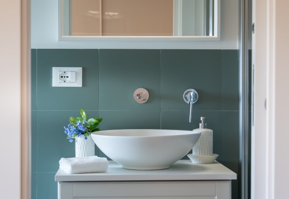 Il colorato bagno en-suite con doccia - Villa Scirocco