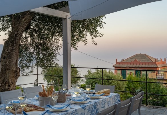 La tavola per pranzi vista mare all'aperto - Villa Scirocco