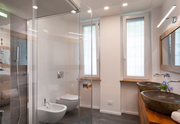 Il moderno bagno en-suite con doccia - Villa Scirocco