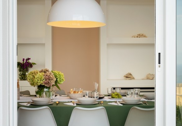 L'ampio tavolo da pranzo interno - Villa Scirocco