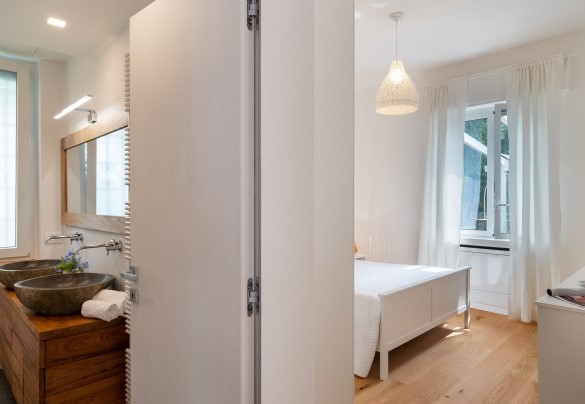 La candida camera matrimoniale al primo piano con bagno en-suite - Villa Scirocco