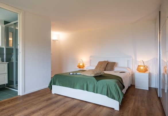 La camera matrimoniale con bagno en-suite al piano terra - Villa Scirocco