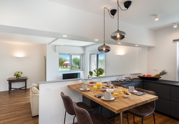 La cucina al piano terra completamente attrezzata - Villa Scirocco