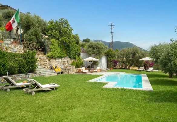 A lato della piscina si sviluppa l’area prendisole - Villa Scirocco