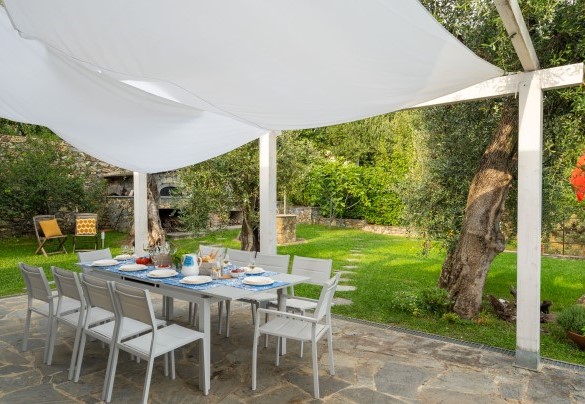 La zona ombreggiata nel giardino è il luogo perfetto per colazioni all'aperto - Villa Scirocco