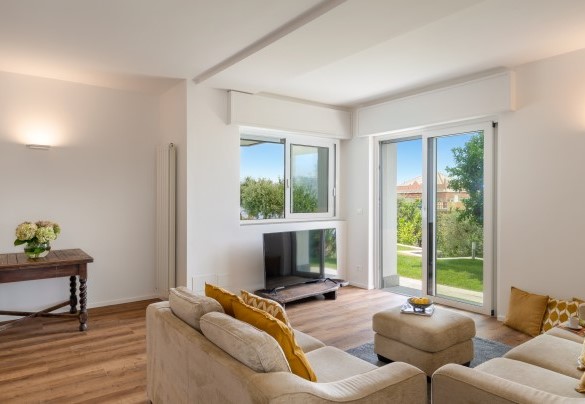 Il salotto con TV al piano terra - Villa Scirocco