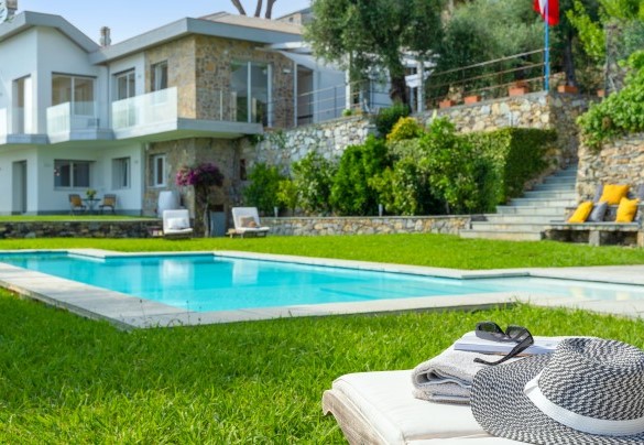 La splendida piscina si adagia sul terrazzamento inferiore del giardino - Villa Scirocco