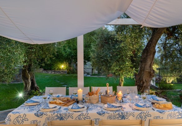 La tavola per pranzi vista mare all'aperto - Villa Scirocco