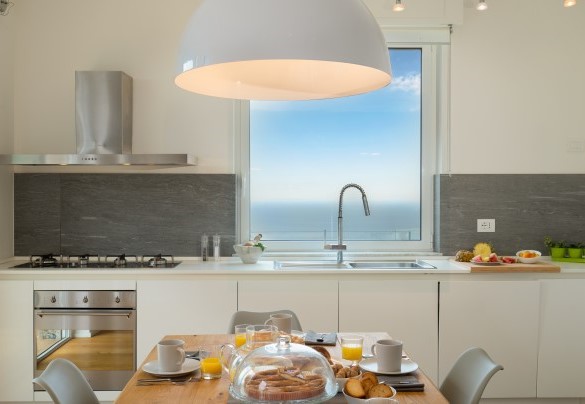 La moderna cucina dallo stile ricercato - Villa Scirocco