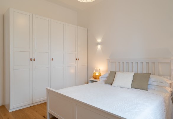 La candida camera matrimoniale al primo piano con bagno en-suite - Villa Scirocco