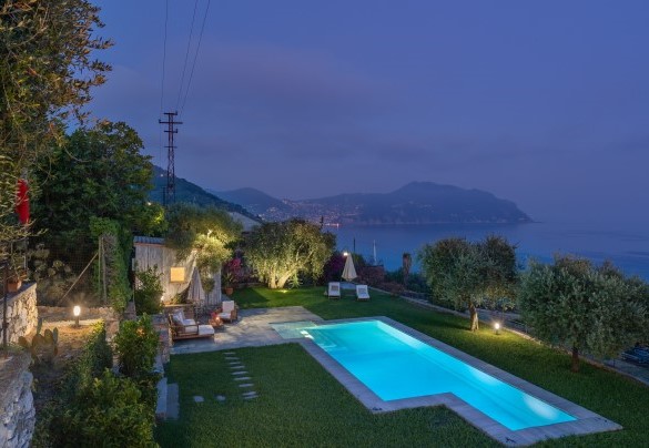 La piscina e la zona antistante illuminate - Villa Scirocco