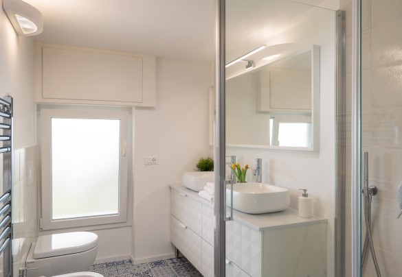 Il bagno con doccia al piano terra - Villa Scirocco