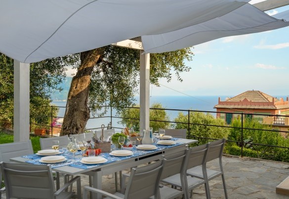 La zona ombreggiata nel giardino è il luogo perfetto per colazioni all'aperto - Villa Scirocco