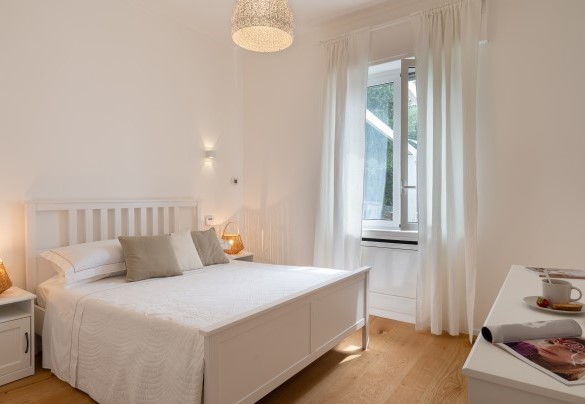 La candida camera matrimoniale al primo piano con bagno en-suite - Villa Scirocco