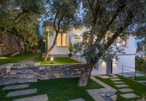 Percorsi in pietra collegano i terrazzamenti del giardino - Villa Scirocco