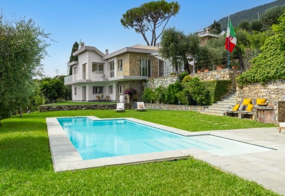 La vasca misura 12 x 4,5 m - Villa Scirocco