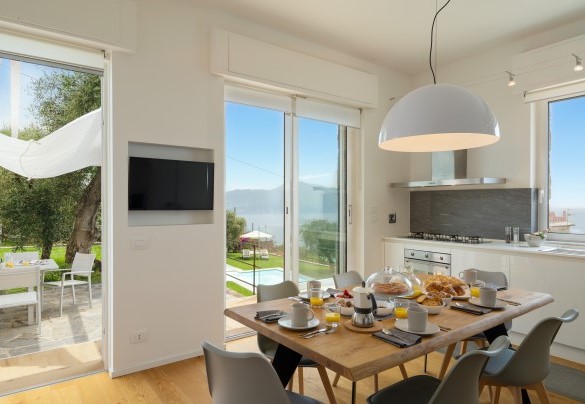 La moderna cucina dallo stile ricercato - Villa Scirocco