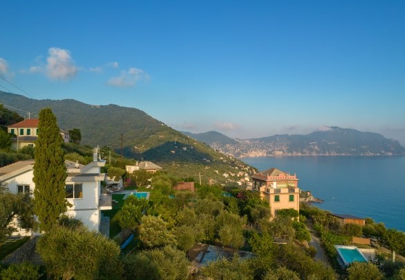 La villa è incastonata sulla collina - Villa Scirocco