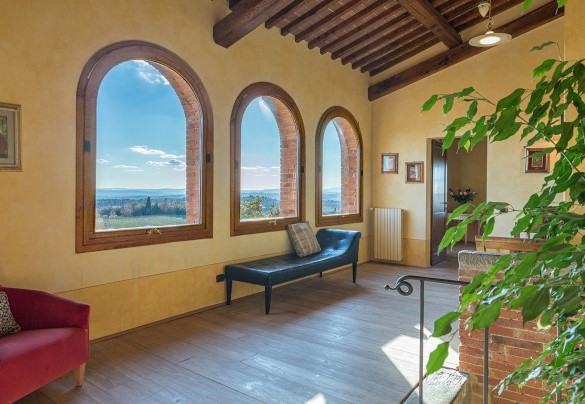 Al primo piano attorno ad una saletta relax ci sono quattro camere - Villa Siena