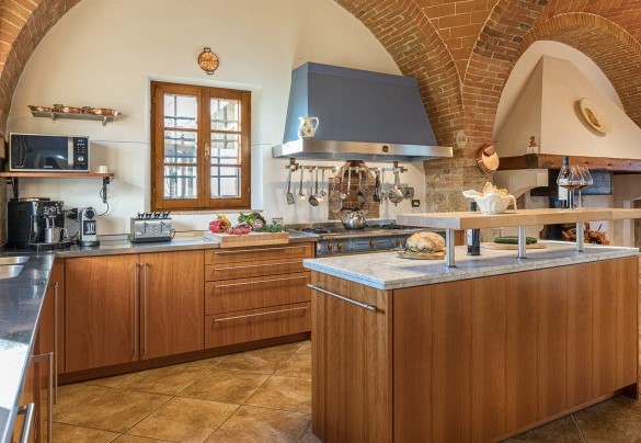 La cucina con isola centrale al piano terra- Villa Siena