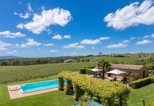 La splendida pergola panoramica avvinta da rampicanti di gelsomino, attrezzata con barbecue a gas, forno a legna e acquaio - Villa Siena