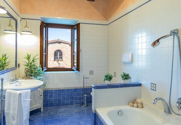 Bagno privato con vasca al primo piano- Villa Siena