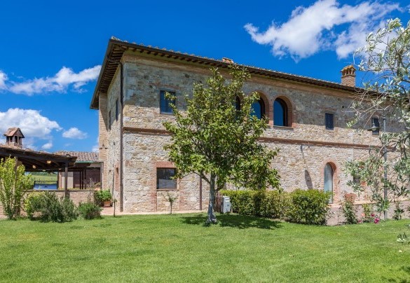 A disposizione ci sono due aree parcheggio, di cui una nelle comode adiacenze dell’ingresso principale - Villa Siena
