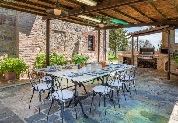 La splendida pergola panoramica avvinta da rampicanti di gelsomino, attrezzata con barbecue a gas, forno a legna e acquaio - Villa Siena