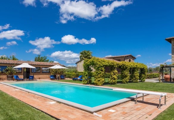 Sul prato tutt’intorno è allestito il solarium attrezzato con lettini, ombrelloni e la doccia con acqua calda- Villa Siena