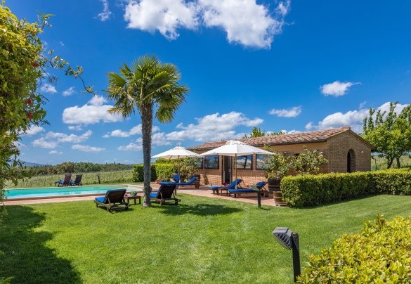 Piante di ulivo, limoni, lavande, rosmarini e una cornice di siepi basse che dal cancello d’ingresso accompagna alle aree attrezzate e al parcheggio- Villa Siena