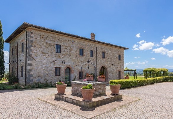  E’ il frutto della ristrutturazione di un antico podere agricolo, di cui ha mantenuto il fascino e le caratteristiche tipiche - Villa Siena