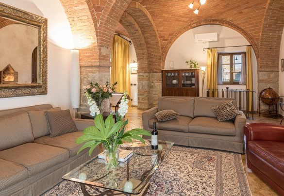 La zona giorno con il salotto al piano terra- Villa Siena