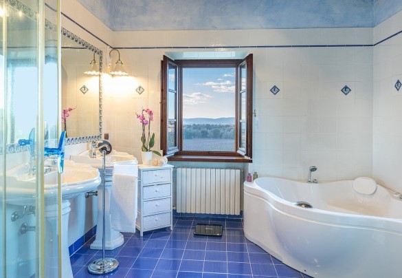 Bagno con vasca idromassaggio e doccia al primo piano- Villa Siena